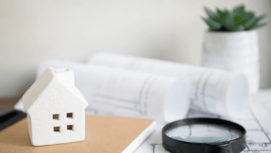 Una foto luminosa e colorata di una moderna cucina con isola centrale, che evoca un senso di casa e valore immobiliare.