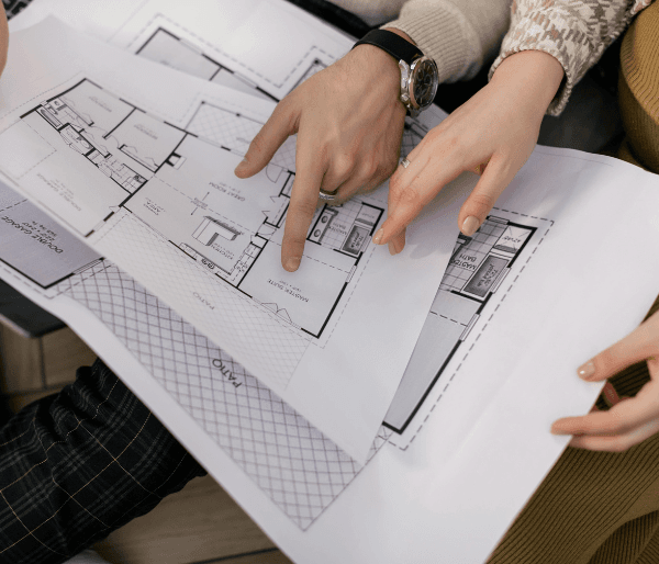 Documenti catastali e planimetrie su un tavolo da architetto